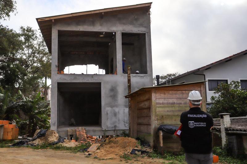 Operação conjunta de fiscalização impede o avanço de mais de duas obras irregulares em Florianópolis