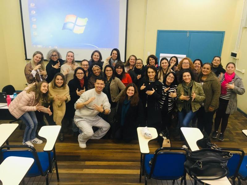 Professores e servidores da PMF participam de formação sobre Libras