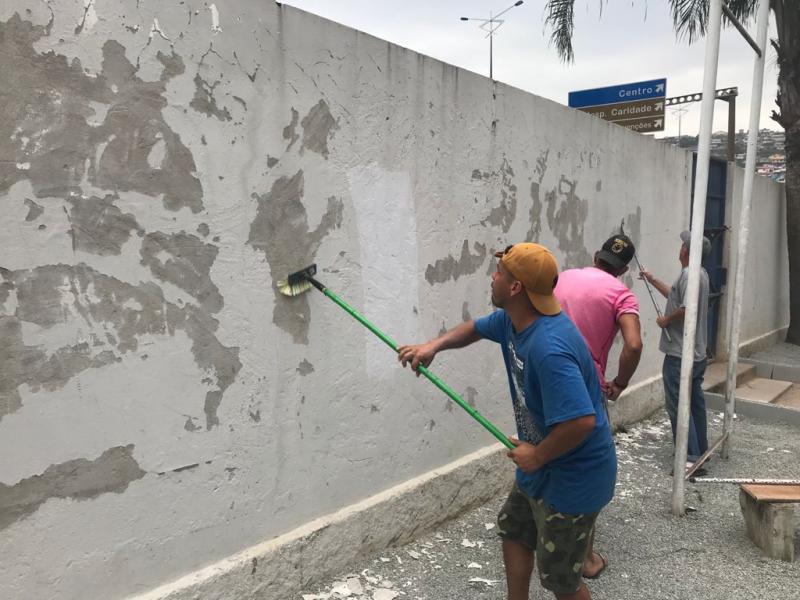 Voluntários e equipe técnica participam de revitalização da Passarela