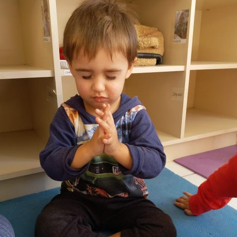 Turma de núcleo de educação infantil pratica o Yoga 