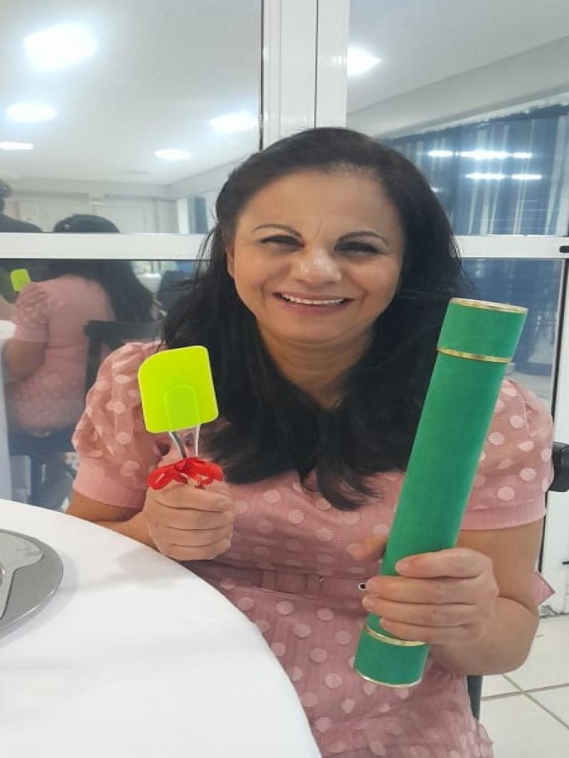 Felicidade: ex-aluna da EJA de 56 anos se forma no Ensino Médio