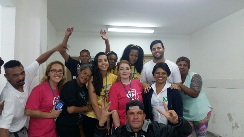 Música, arte e diversão à população de rua