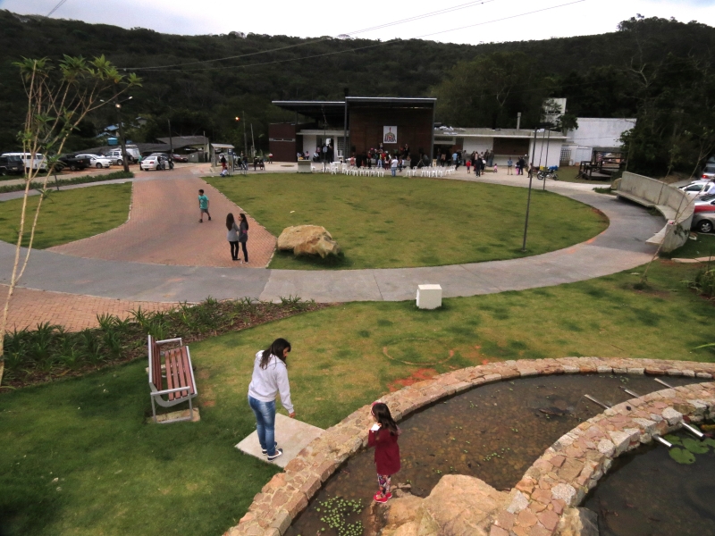 Córrego Grande ganha nova praça e sede