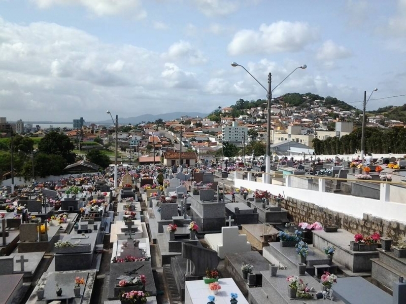 Continente prepara cemitério para o Finados