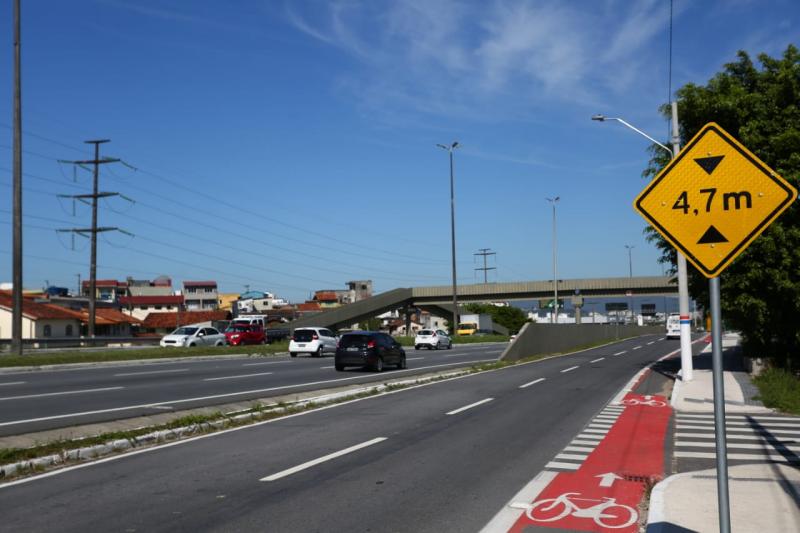 Prefeitura conclui asfaltaço da marginal da Via Expressa Continental