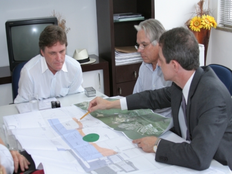 Prefeito analisa desapropriação