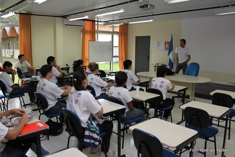 Adolescentes do Projovem participam de palestra com Teco Padaratz
