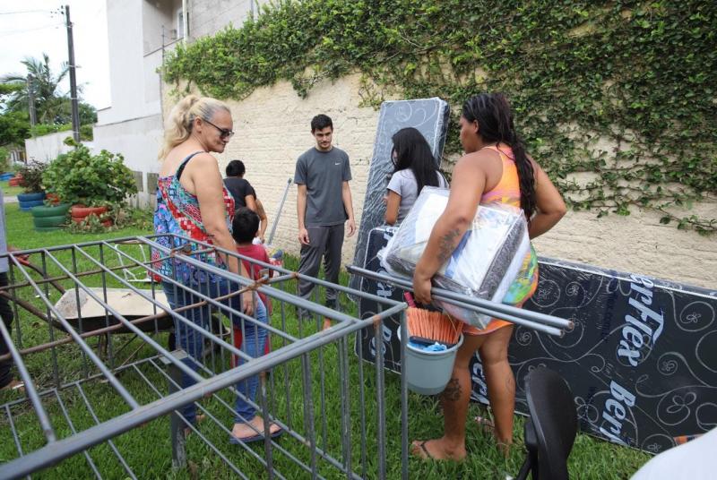 Prefeitura distribui itens de apoio humanitário para famílias atingidas pelas chuvas