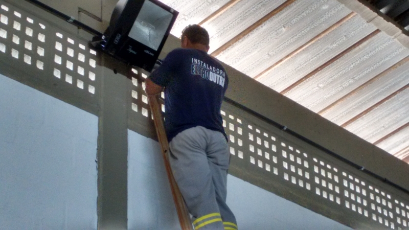 Quadra reformada começa a receber iluminação