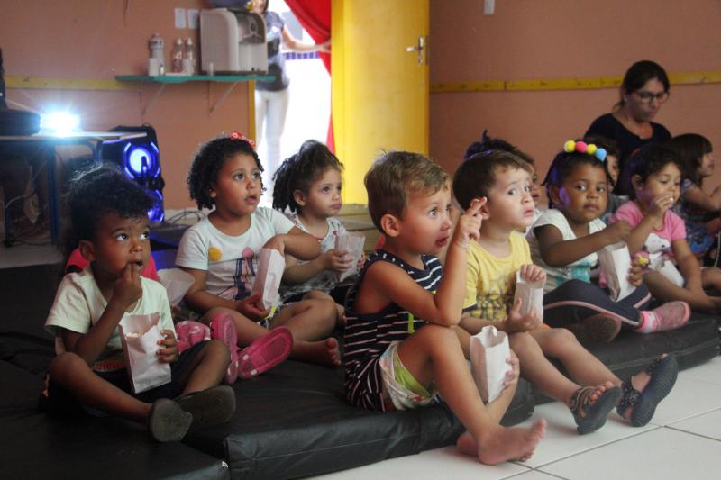 Creche Municipal da Capital Gentil Mathias transforma ambiente recreativo em sala de cinema