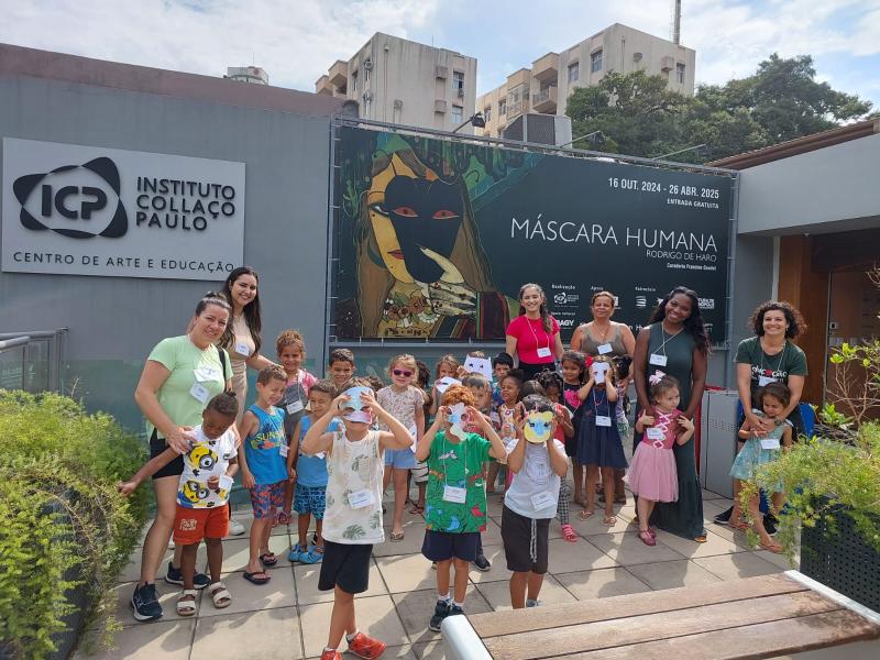 Crianças do Educar no Verão visitam exposição de “Máscara Humana”