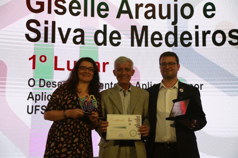 Aplicativo de descarte de resíduos dá prêmio para professora da rede 