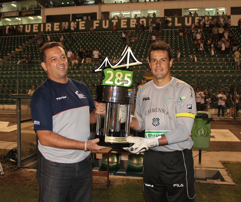 Diretor da FME entrega troféu ao Figueirense
