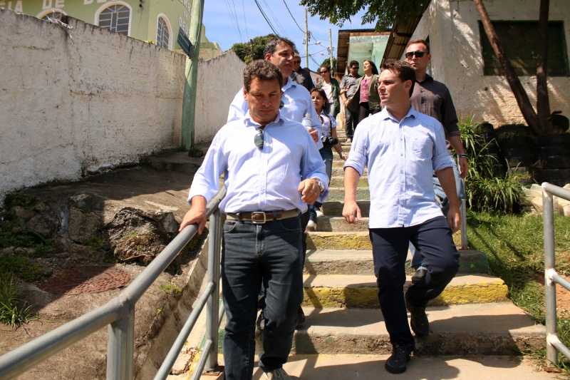 Prefeito vistoria obras no Morro da Mariquinha