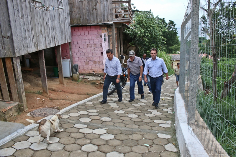 Prefeito vistoria obras na Queimada e Serrinha