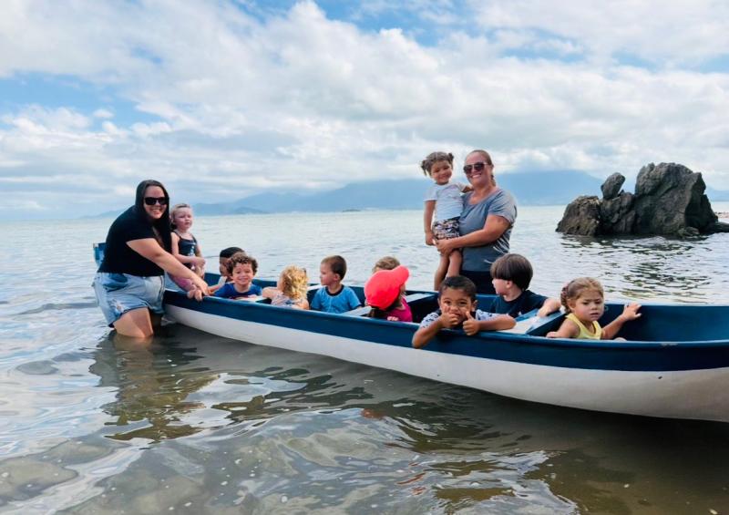 Crianças de creche de Florianópolis preparam tainha 