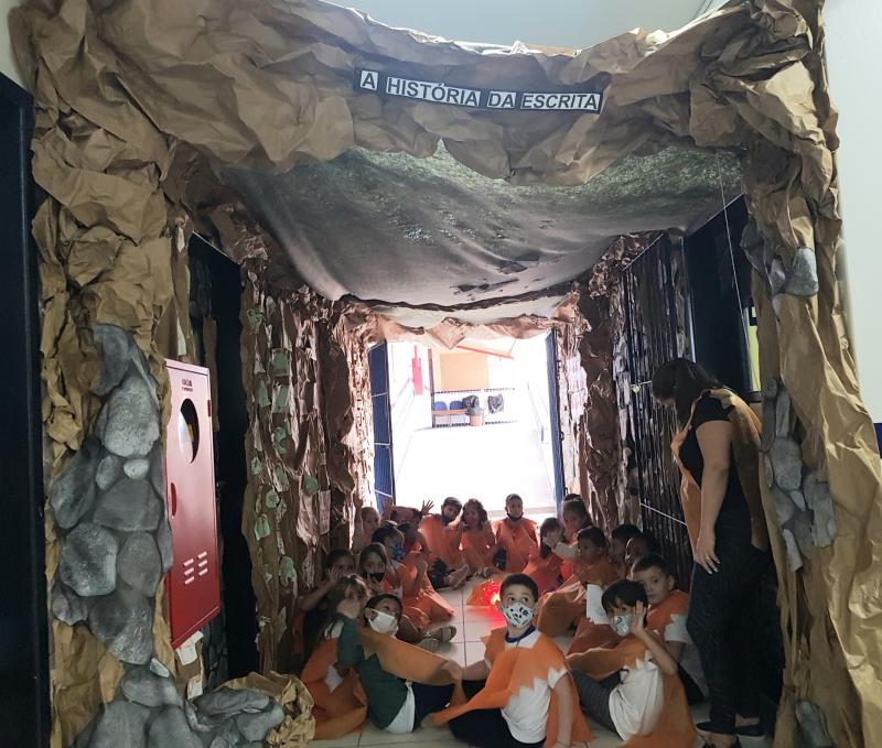 EM CAVERNA PRÉ-HISTÓRICA CRIANÇAS APRENDEM SOBRE EVOLUÇÃO DA ESCRITA 
