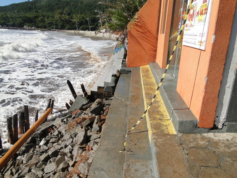Geólogo faz análise da erosão nas praias da Armação e Barra da Lagoa