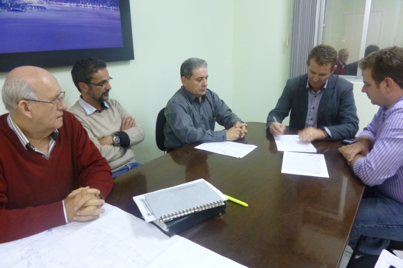 Secretaria do Continente assina ordem de serviço para as obras de saneamento