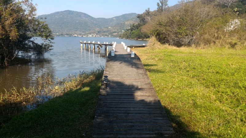 Trapiche irregular demolido no Canto da Lagoa