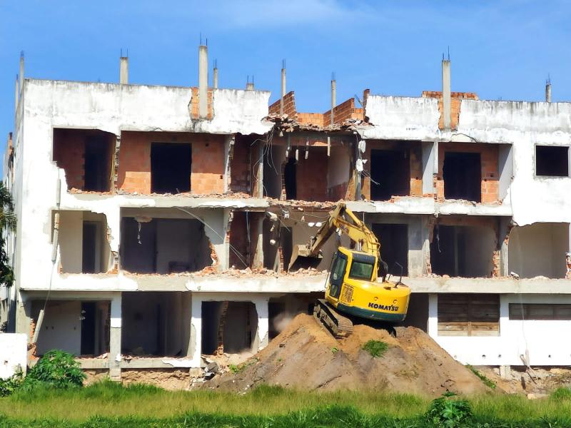 PMF realiza mutirão de demolição em obras irregulares no Norte da Ilha