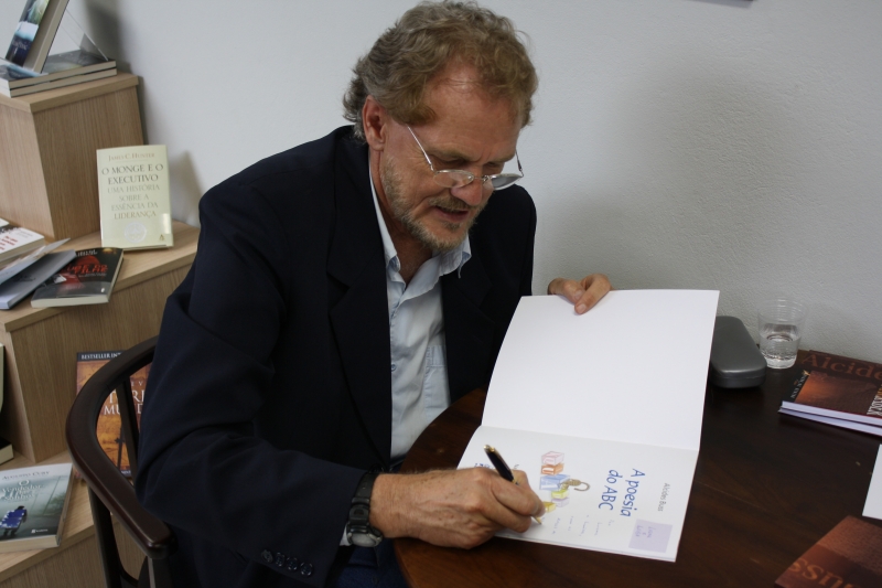Autor de 'A Poesia do ABC' vai ao Clube da Leitura