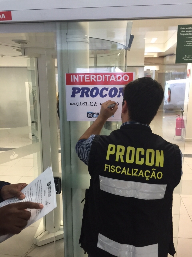 Procon faz 250 autuações por causa da lei das filas