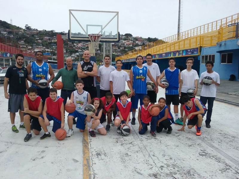 Nego Quirido leva esporte a crianças carentes