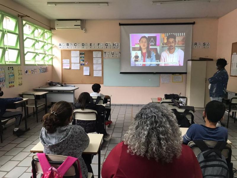Prefeitura exibe vídeo educativo sobre a Lei Maria da Penha nas escolas