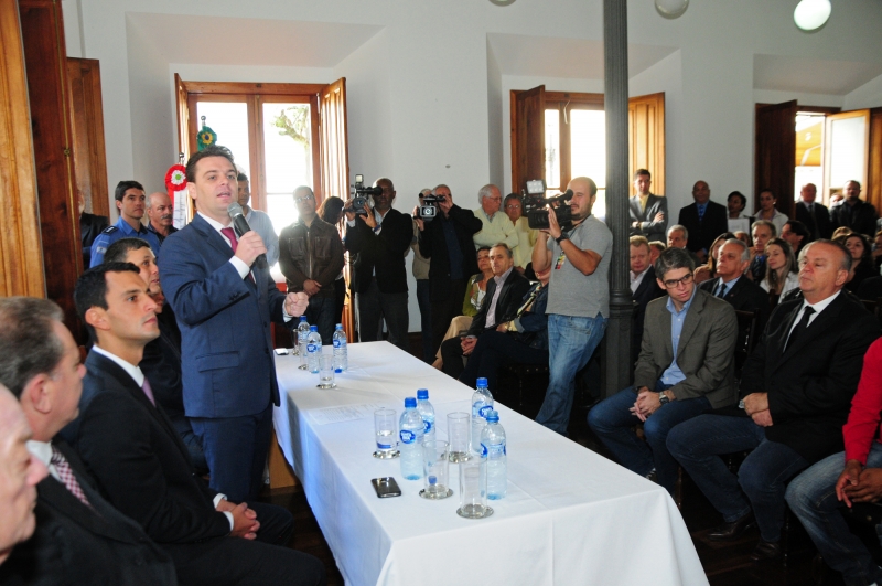 Prefeito se licencia e transmite cargo ao vice