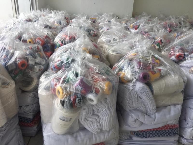 Prefeitura de Florianópolis entrega mais de 100 kits de artesanato para grupos de idosos do Floripa Feliz Idade 