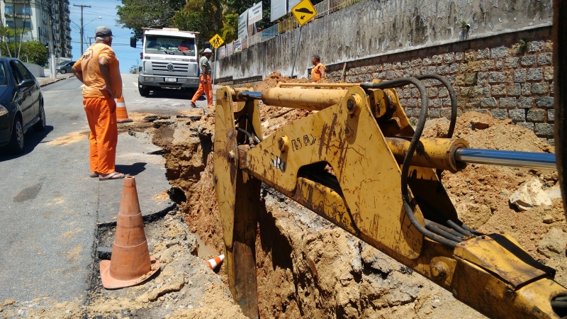 Continente recupera tubulação na rede pluvial