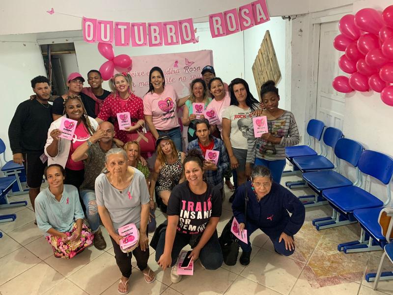 Acolhidas participam de palestra com sobrevivente do câncer de mama 