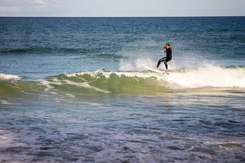 Lançadp edital de Escolas de Surf para o Verão 25/26