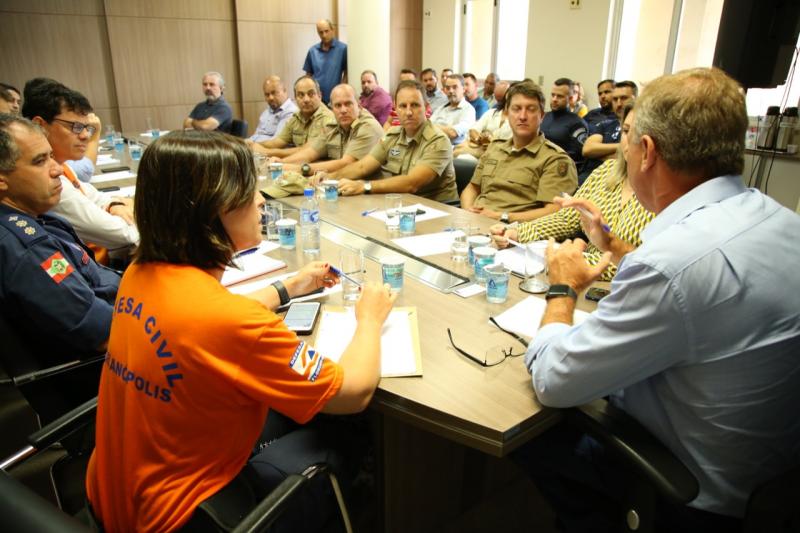 Prefeito reúne órgãos para prevenção às chuvas