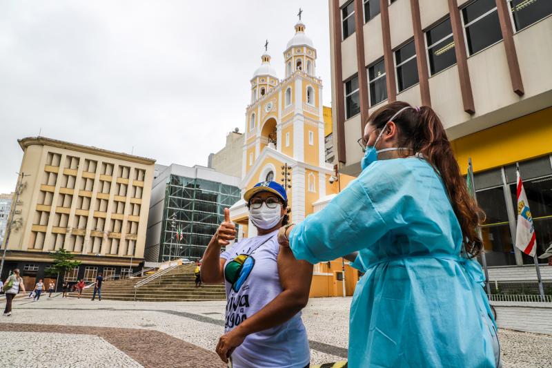 Florianópolis segue aplicando vacinas contra Covid-19 nesta segunda (27)