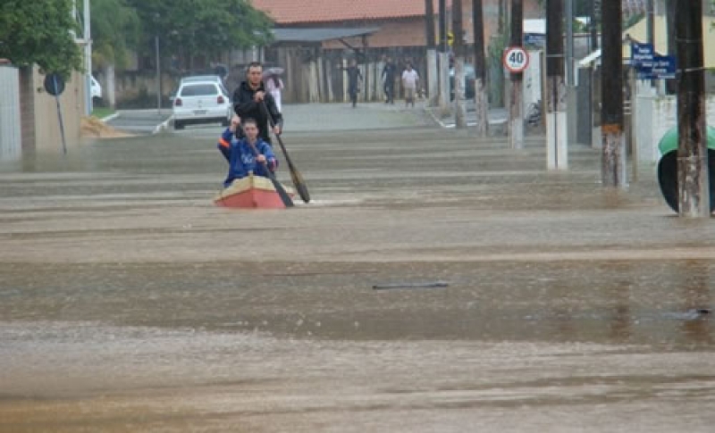 Doze cartilhas ensinam o que fazer em caso de enchentes 