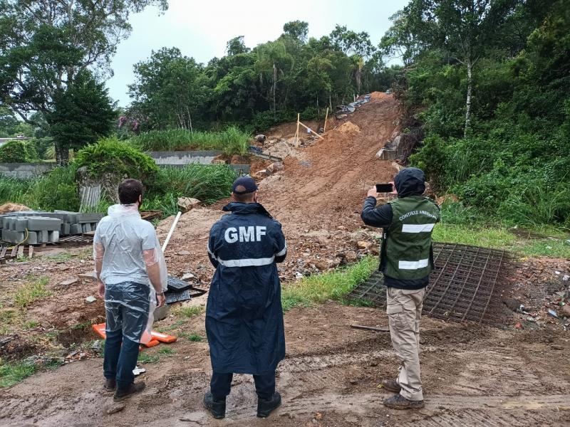 Prefeitura de Florianópolis embarga loteamento irregular no Norte da Ilha