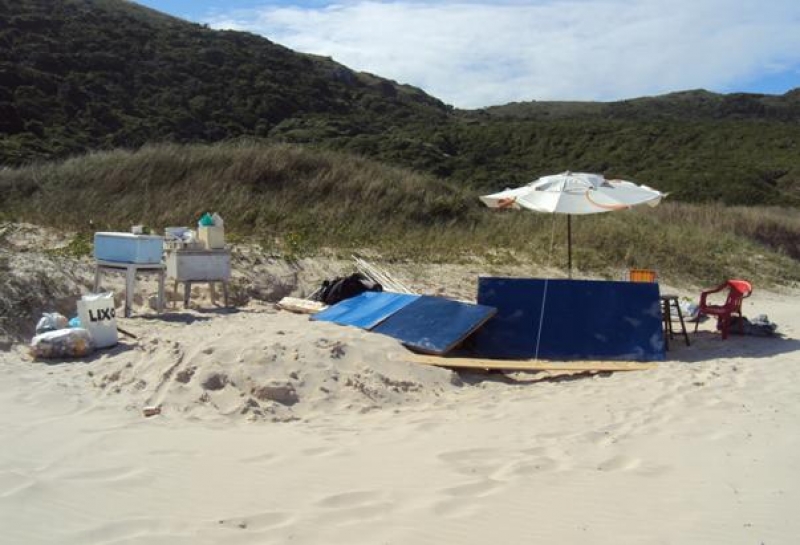 Quiosques são desmanchados na Praia da Galheta