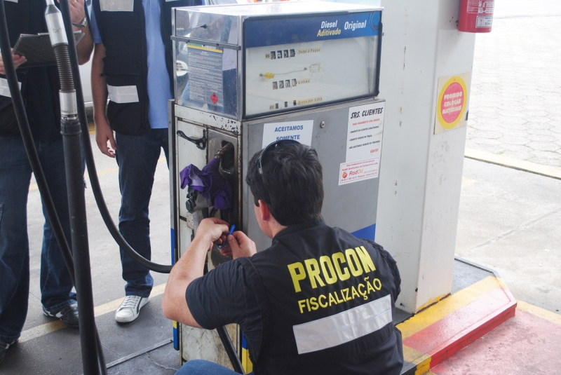Procon lacra posto de combustível irregular