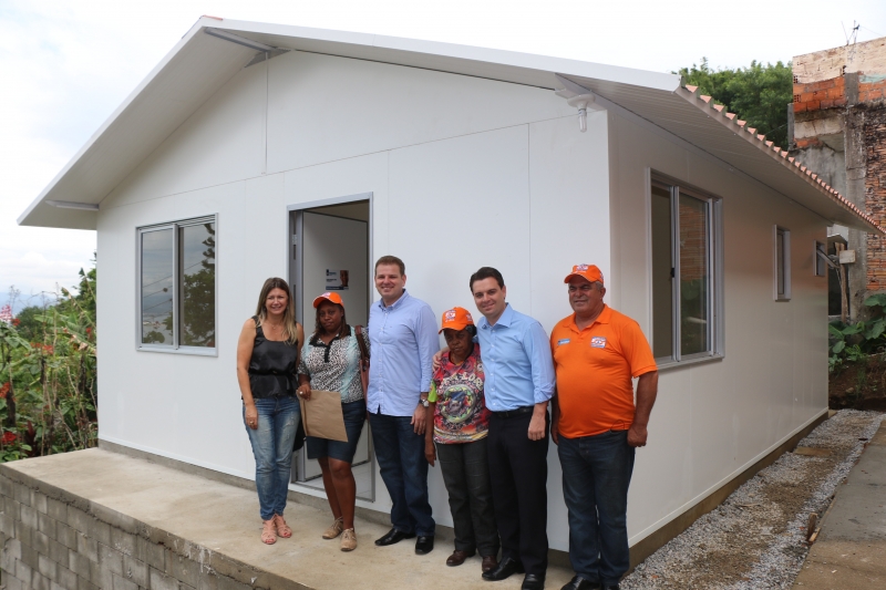 Mais três casas modulares são entregues