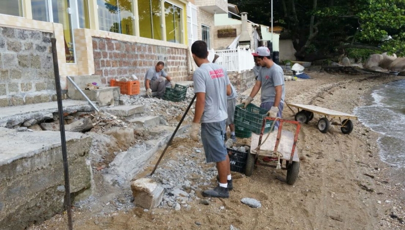 Calçada irregular é retirada no Sul da Ilha