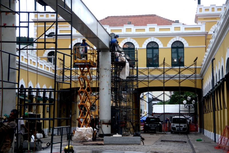 Mercado: instalação da cobertura continua à noite