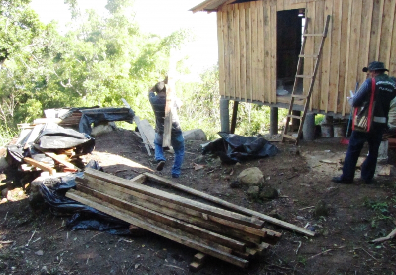 Construção irregular tem material apreendido
