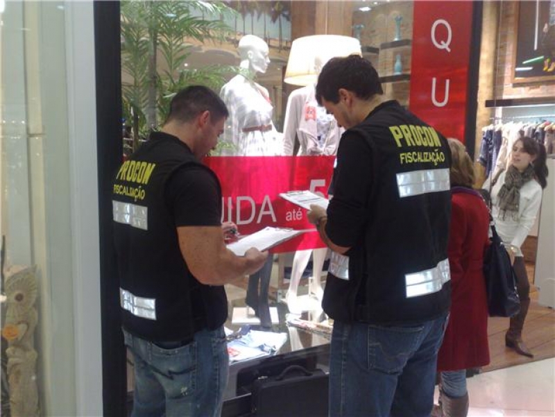 Nova blitz do PROCON em shopping registra 20 irregularidades em vitrinas