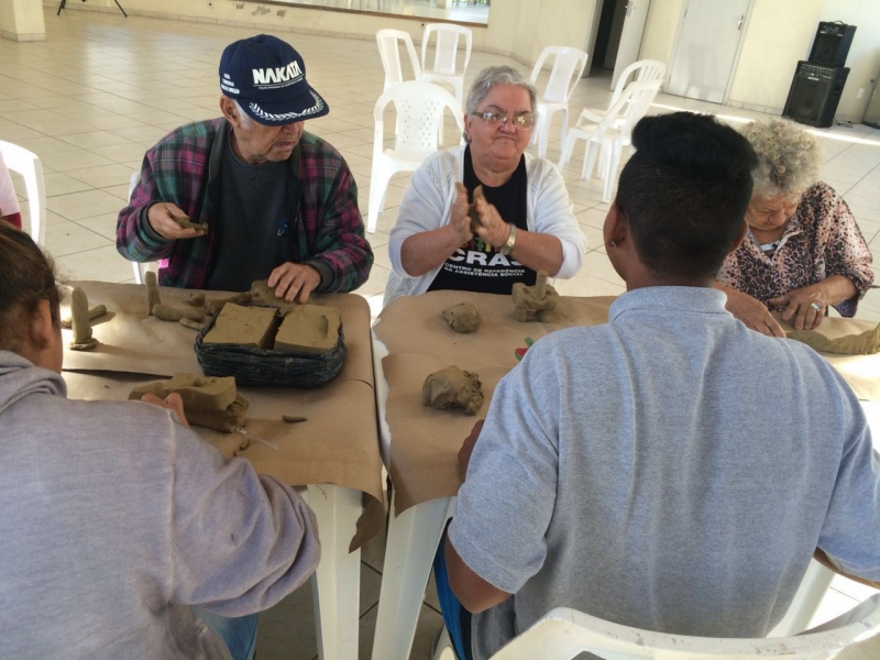 Ação une idosos e adolescentes para troca de experiências e integração 