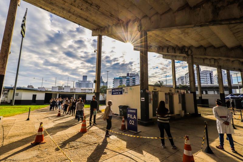 Florianópolis recebe poucas doses e retoma D1 para grupos anteriores