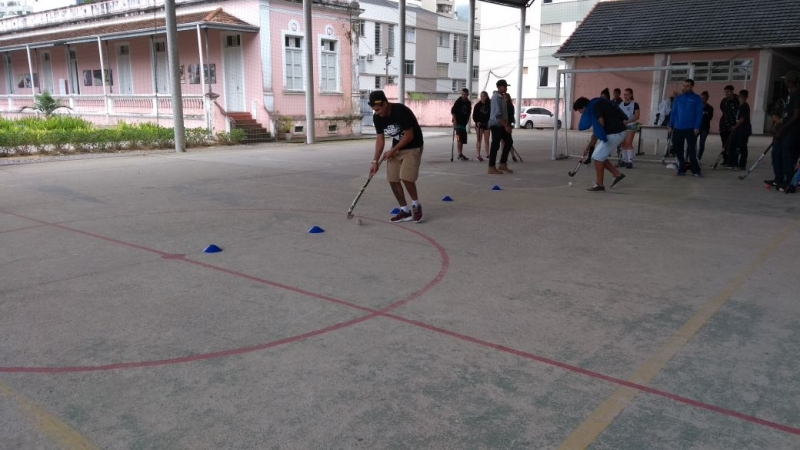Alunos da EJA vão praticar hóquei com jogadores da seleção brasileira