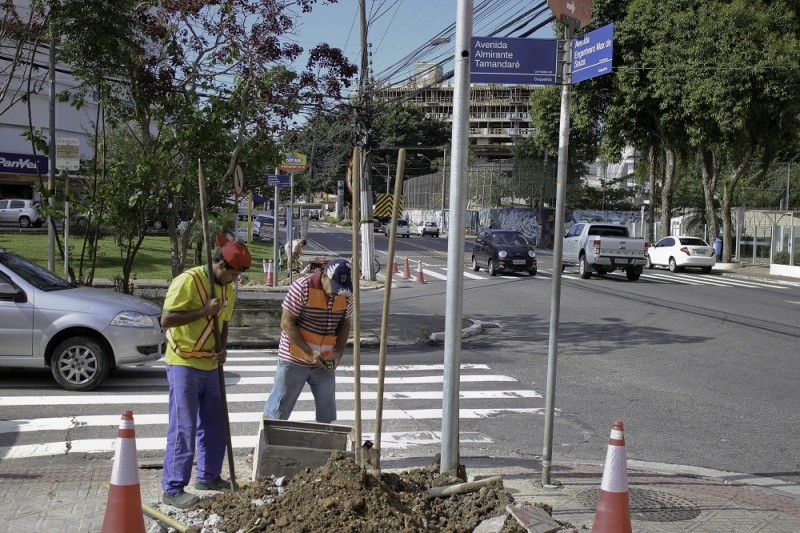 Esquina perigosa ganha semáforo em Coqueiros