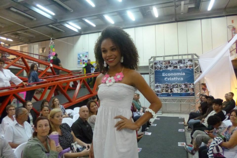 Desfile de ecobiju surpreende o público 